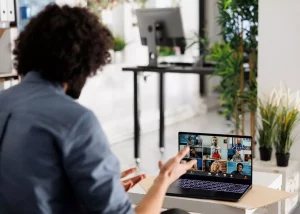 Collaborateur en télétravail en réunion