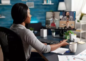 Femme en plein visioconférence avec ses collaborateurs