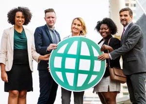 Collaborateurs en entreprise illustrant la diversité et la stratégie de recrutement international des talents