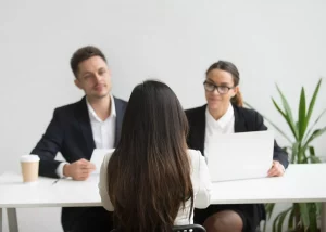 Entretien d'embauche dans une PME illustrant le choix entre recruter du personnel ou automatiser les processus