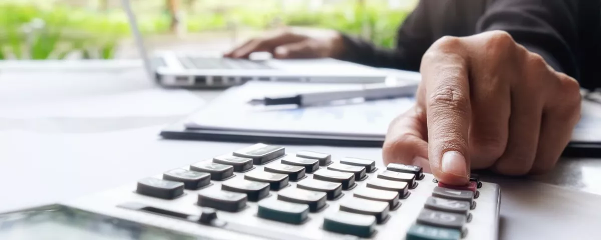 Comptable utilisant une calculatrice pour l'analyse de données financières et de rapports d'entreprise