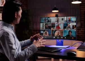 Homme en visioconférence avec une équipe internationale pour renforcer la culture d'entreprise à distance