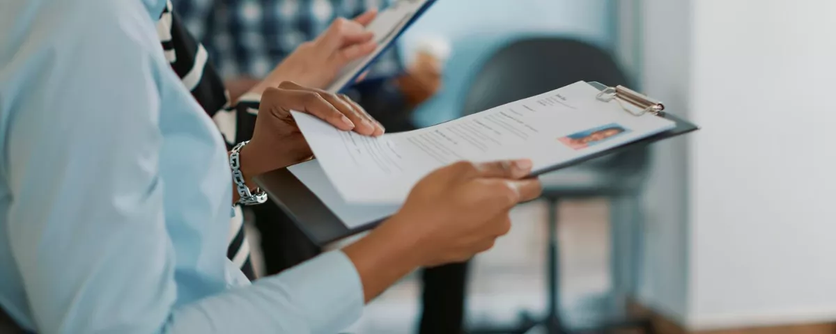 Recruteur analysant un CV et les compétences d'un candidat pour une sélection de profil
