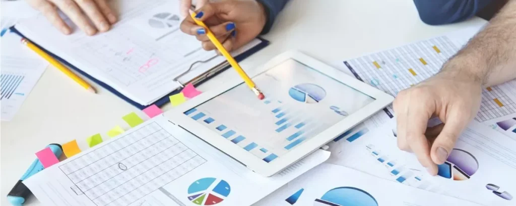 Équipe analysant les indicateurs clés et graphiques de performance pour piloter une prestation externalisée. 
