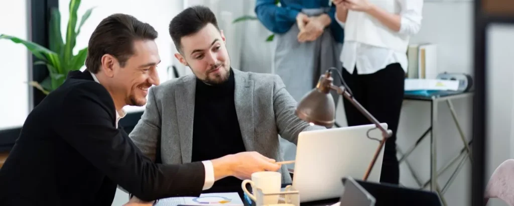Cadres d'entreprise échangeant sur la mise en place d'un projet de portage salarial offshore.